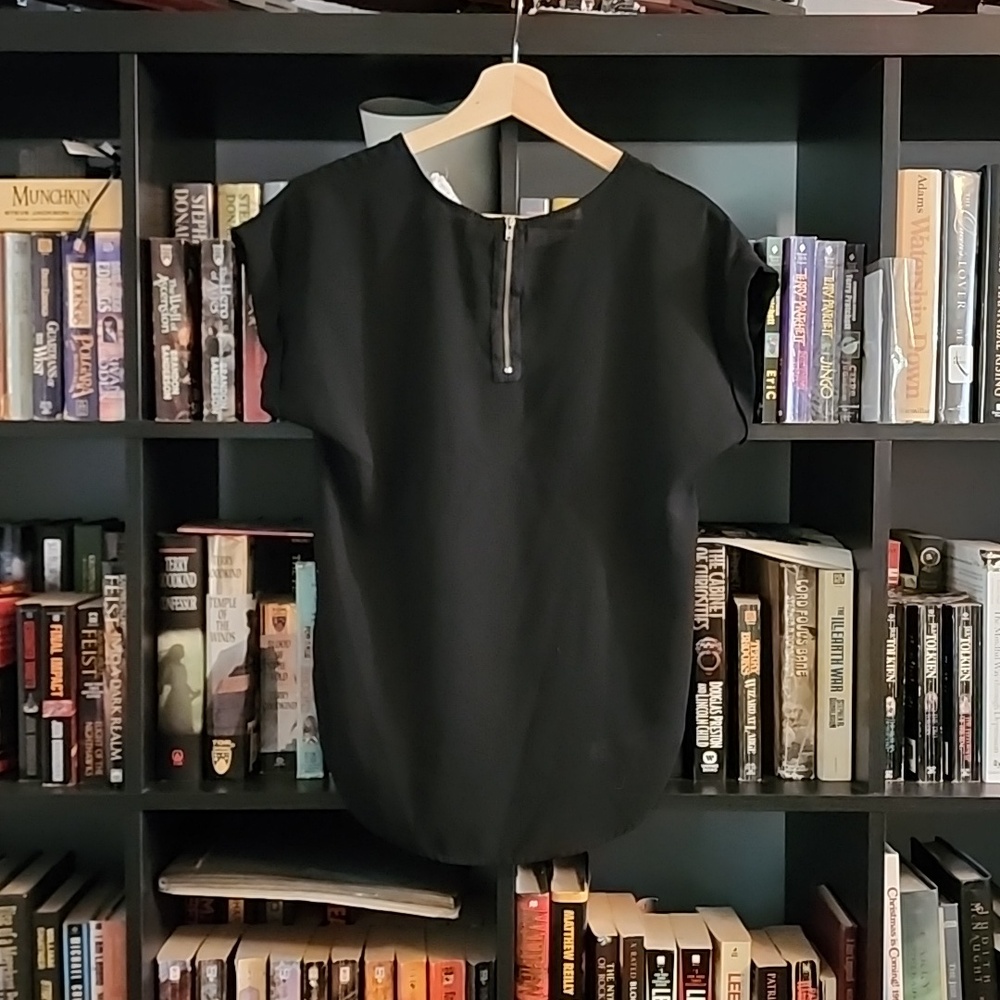 Pink Rose Black Short Sleeve Blouse with Rounded Hem - Picture 2 of 3
